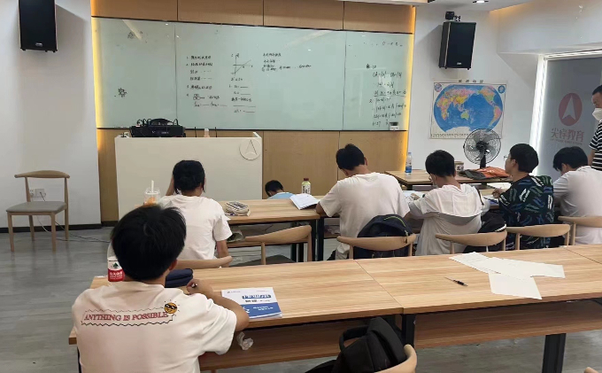 武汉小学数学培优哪家教学靠谱？推荐尖锋教育
