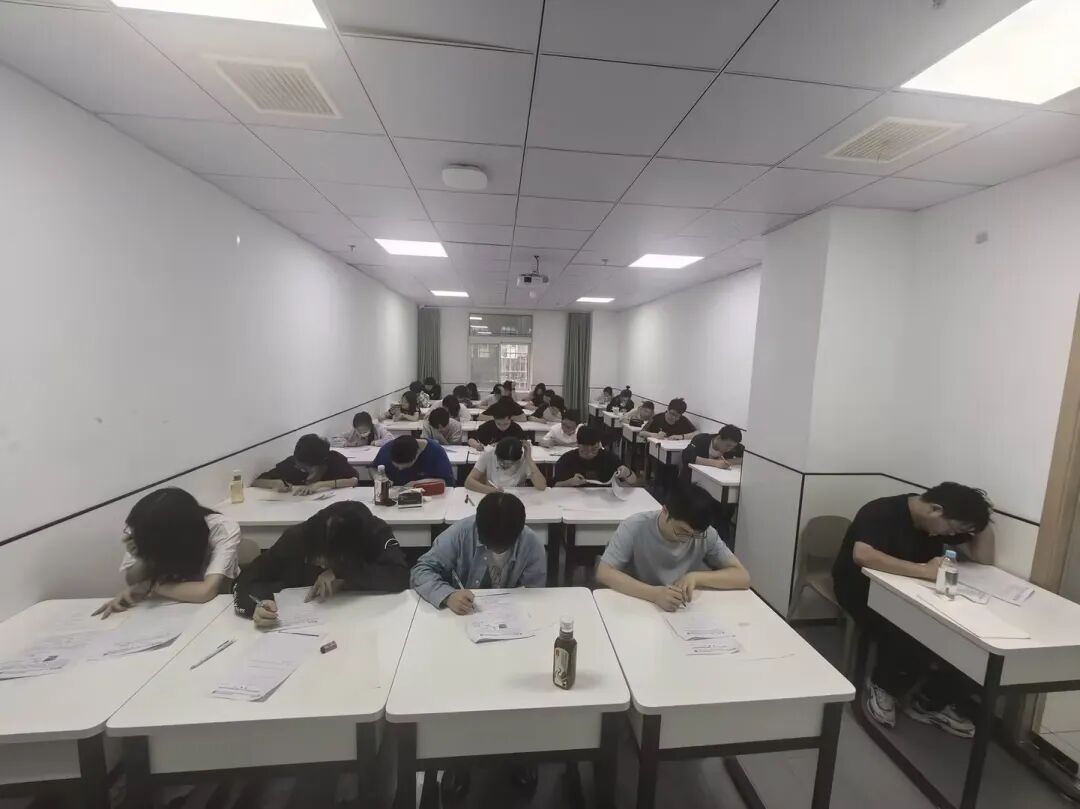 ​尖锋教育高中老师季度测试