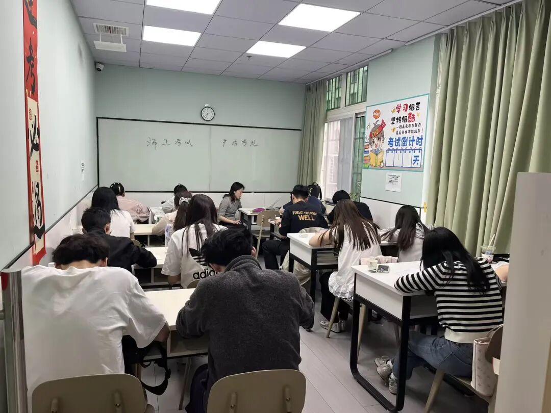 ​尖锋教育高中老师季度测试