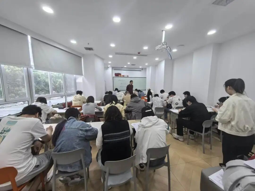 ​尖锋教育高中老师季度测试