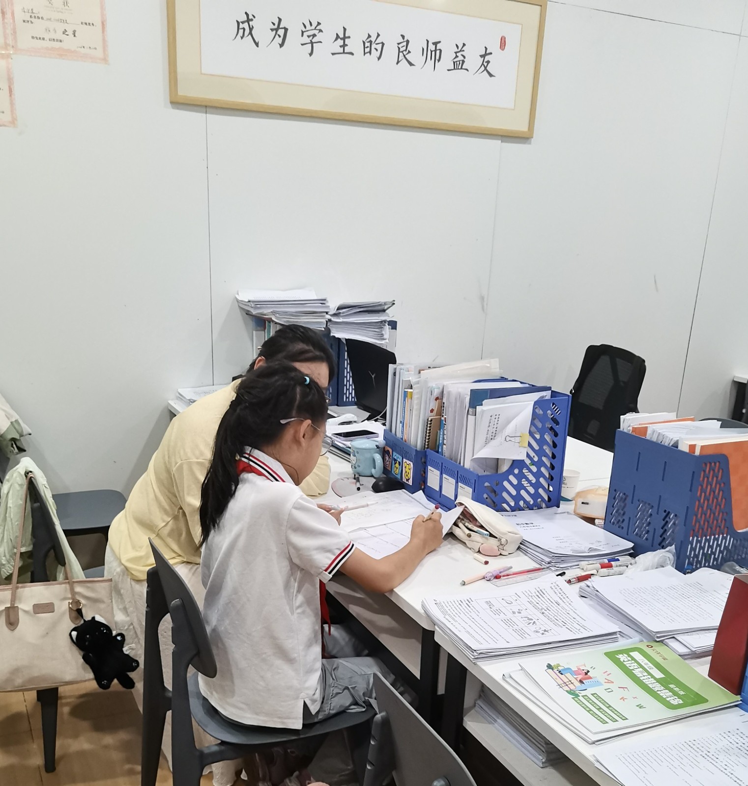暑假给娃报班,武汉初中课外辅导哪家好?尖锋教育口碑解析